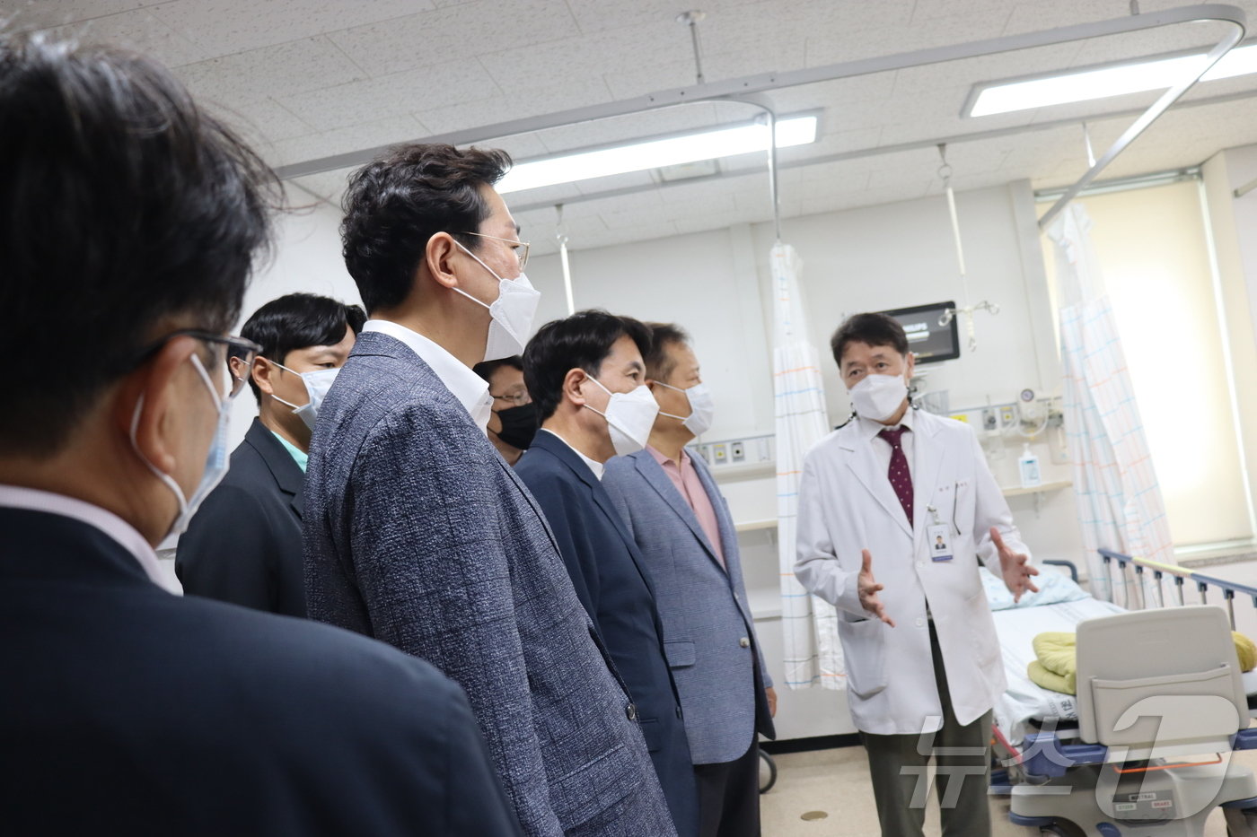 본문 이미지 - 권태형 강원도원주의료원장(오른쪽)이 15일 원주의료원에서 이상민 행정안전부 장관, 김진태 강원도지사, 원강수 원주시장 등에게 비상진료상황에 대해 설명하고 있다. (원주의료원 제공) 2024.9.15/뉴스1