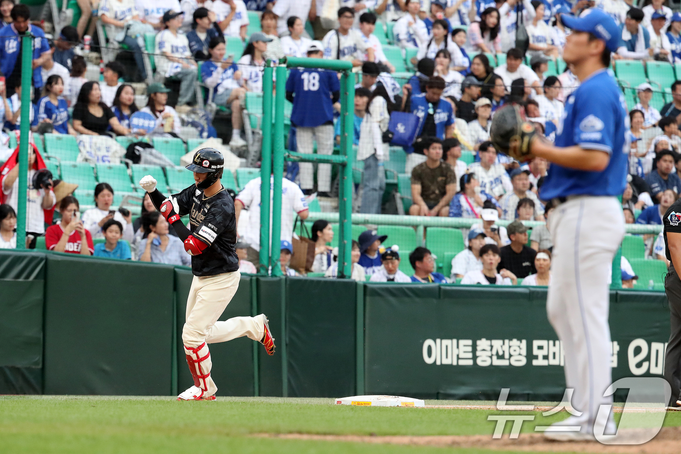 (인천=뉴스1) 이승배 기자 = 15일 오후 인천 SSG랜더스필드에서 열린 프로야구 '2024 신한 SOL 뱅크 KBO리그' SSG 랜더스와 삼성 라이온즈의 경기에서 8회말 SSG …