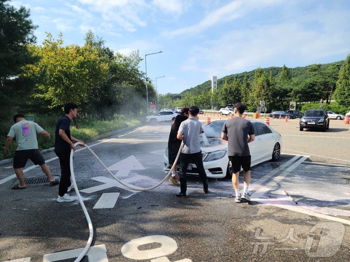 15일 오후 강원 횡성군 안흥면 횡성휴게소 주차 차량 화재 진화현장.&#40;횡성소방서 제공&#41; 2024.9.15/뉴스1