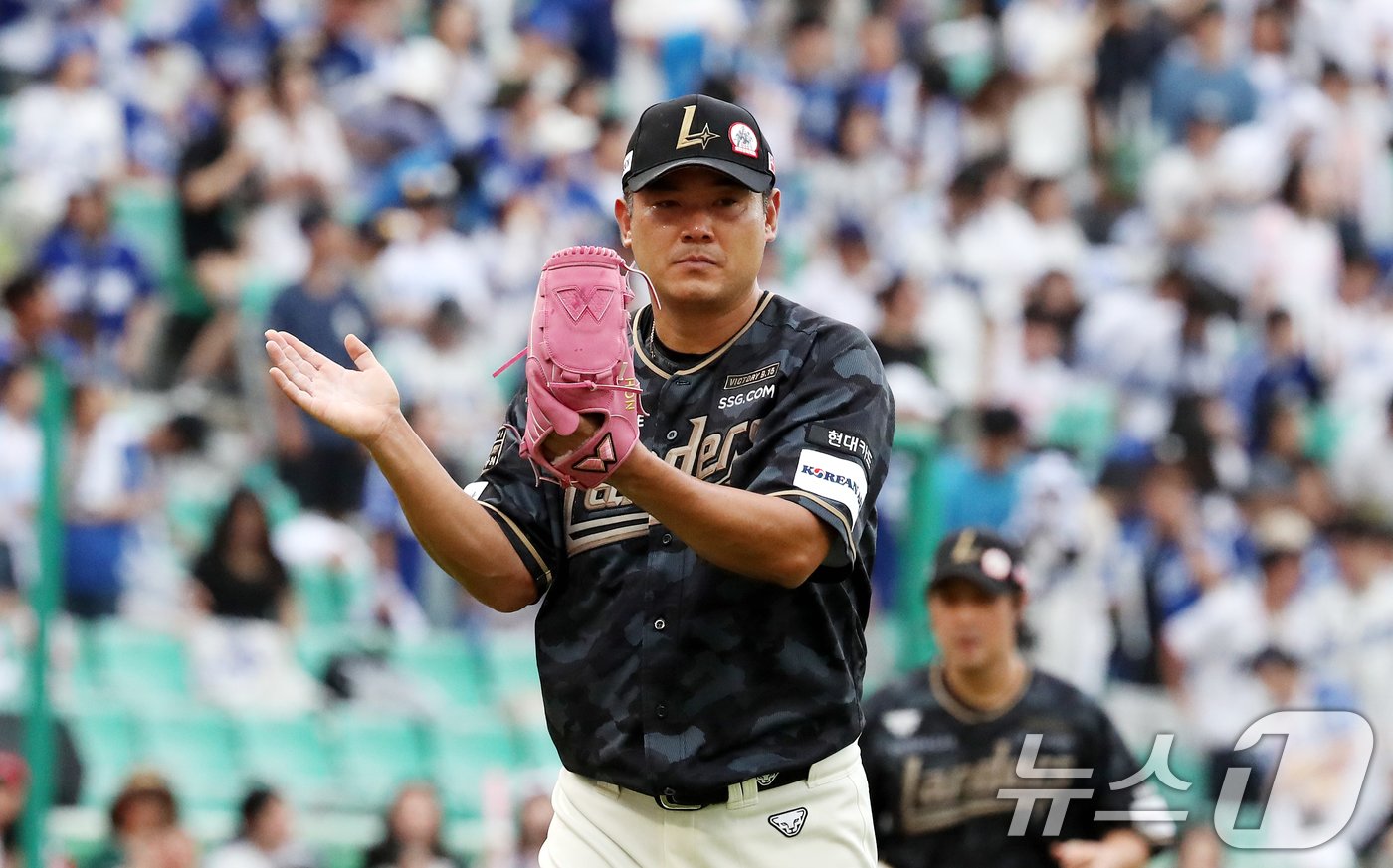 본문 이미지 - 불혹의 나이에도 활약을 이어가고 있는 SSG 랜더스 노경은. /뉴스1 DB ⓒ News1 이승배 기자