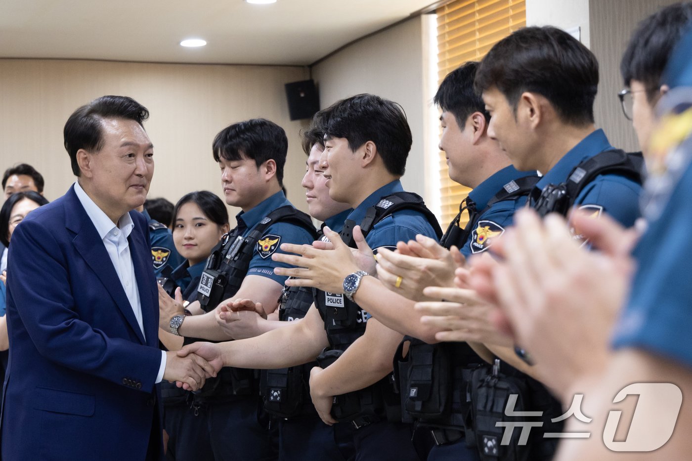 윤석열 대통령이 15일 서울 관악구 관악경찰서를 방문해 명절연휴 당직 근무중인 경찰관들을 격려하고 있다. &#40;대통령실 제공&#41; 2024.9.15/뉴스1 ⓒ News1 송원영 기자