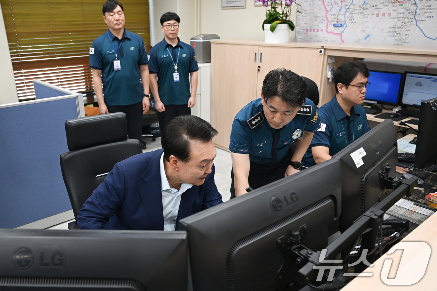 본문 이미지 - 윤석열 대통령이 15일 서울 관악경찰서 112 치안종합상황실을 찾아 명절 연휴에 근무 중인 현장 경찰관들에게 격려 무전을 하고 있다. (대통령실 제공) 2024.9.15/뉴스1 ⓒ News1 송원영 기자