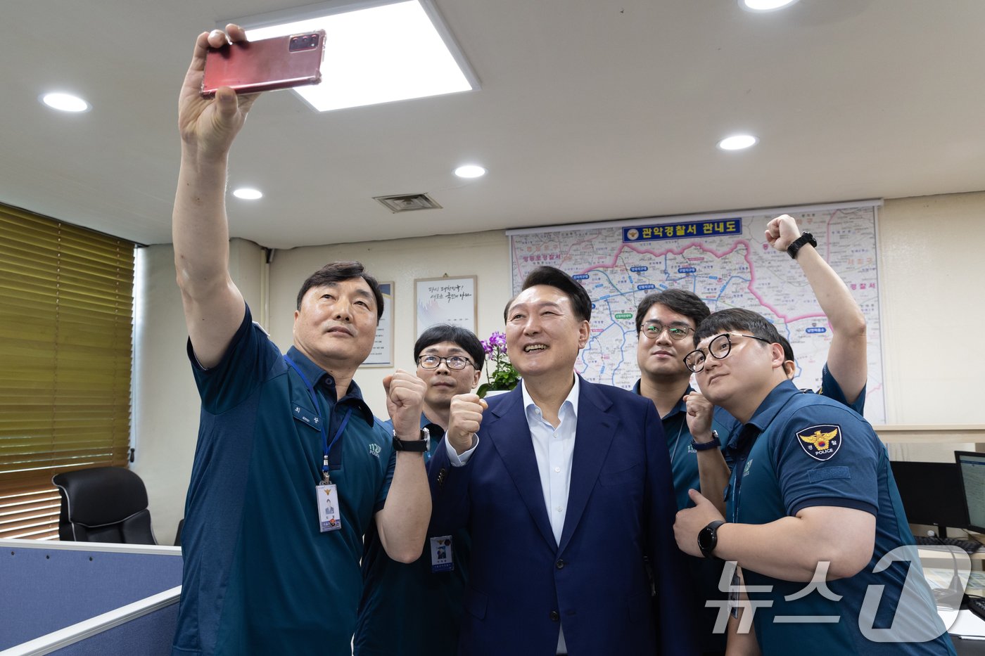본문 이미지 - 윤석열 대통령이 15일 서울 관악경찰서 112 치안종합상황실을 찾아 상황실 근무자들과 셀카를 촬영하고 있다. (대통령실 제공) 2024.9.15/뉴스1 ⓒ News1 송원영 기자