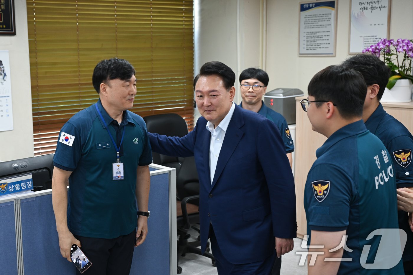 본문 이미지 - 윤석열 대통령이 15일 서울 관악경찰서 112 치안종합상황실을 찾아 상황실 근무자들을 격려하고 있다. (대통령실 제공) 2024.9.15/뉴스1 ⓒ News1 송원영 기자