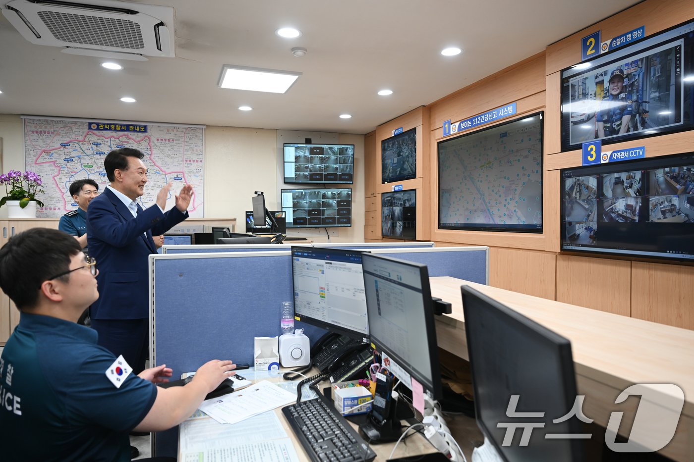 본문 이미지 - 윤석열 대통령이 15일 서울 관악경찰서 112 치안종합상황실을 찾아 명절 연휴에 근무 중인 현장 경찰관과 화상으로 인사를 나누고 있다. (대통령실 제공) 2024.9.15/뉴스1 ⓒ News1 송원영 기자