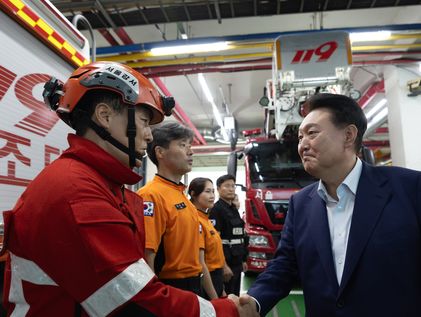 [뉴스1 PICK]윤석열 대통령, 서울 관내 경찰서·소방서 찾아 연휴 근무자 격려