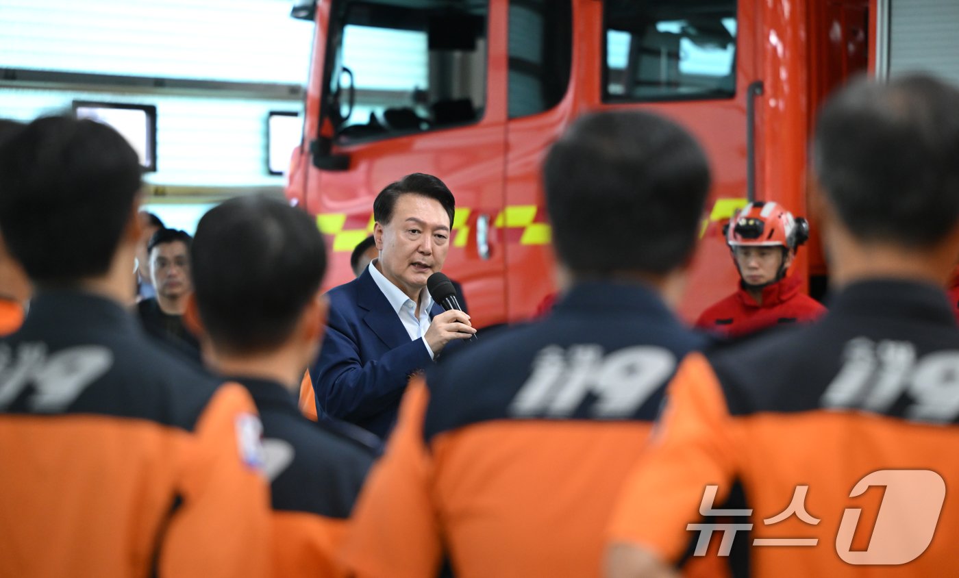 윤석열 대통령이 15일 서울 강서소방서를 방문해 추석 연휴기간 근무중인 소방관들에게 격려의 말을 하고 있다. &#40;대통령실 제공&#41; 2024.9.15/뉴스1 ⓒ News1 송원영 기자