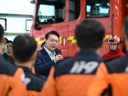 윤 대통령, 군산 어선 전복 사고에 "인명 구조에 최선을 다할 것"