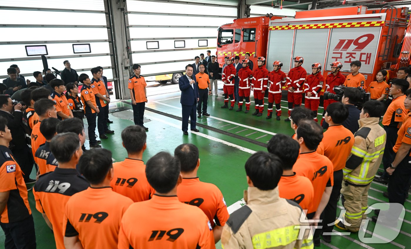 본문 이미지 - 윤석열 대통령이 15일 서울 강서소방서를 방문해 추석 연휴기간 근무중인 소방관들에게 격려의 말을 전하고 있다. (대통령실 제공) 2024.9.15/뉴스1 ⓒ News1 송원영 기자
