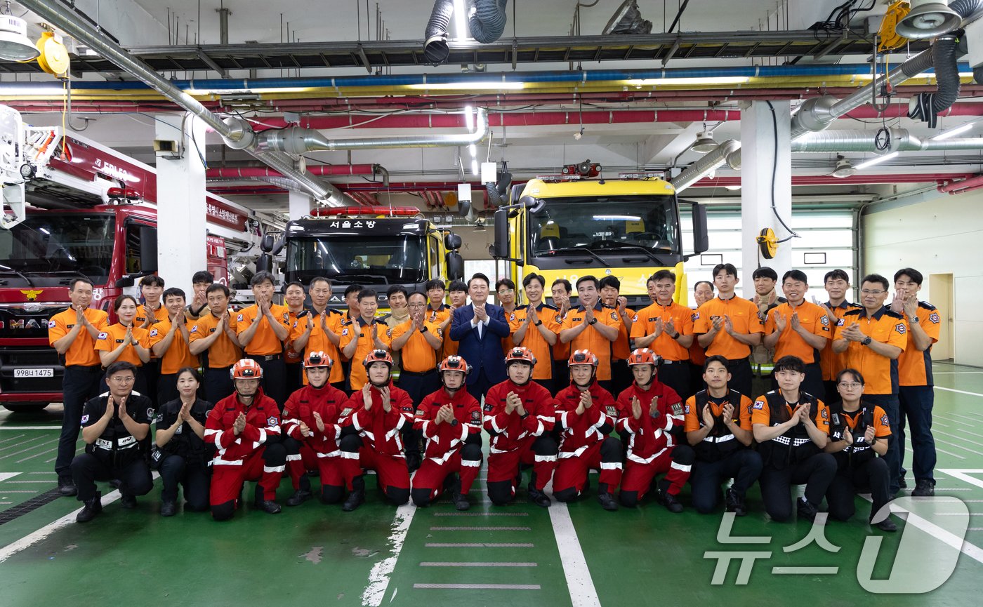 본문 이미지 - 윤석열 대통령이 15일 서울 강서소방서를 방문해 추석 연휴기간 근무중인 소방관들을 격려하고 기념촬영을 하고 있다. (대통령실 제공) 2024.9.15/뉴스1 ⓒ News1 송원영 기자