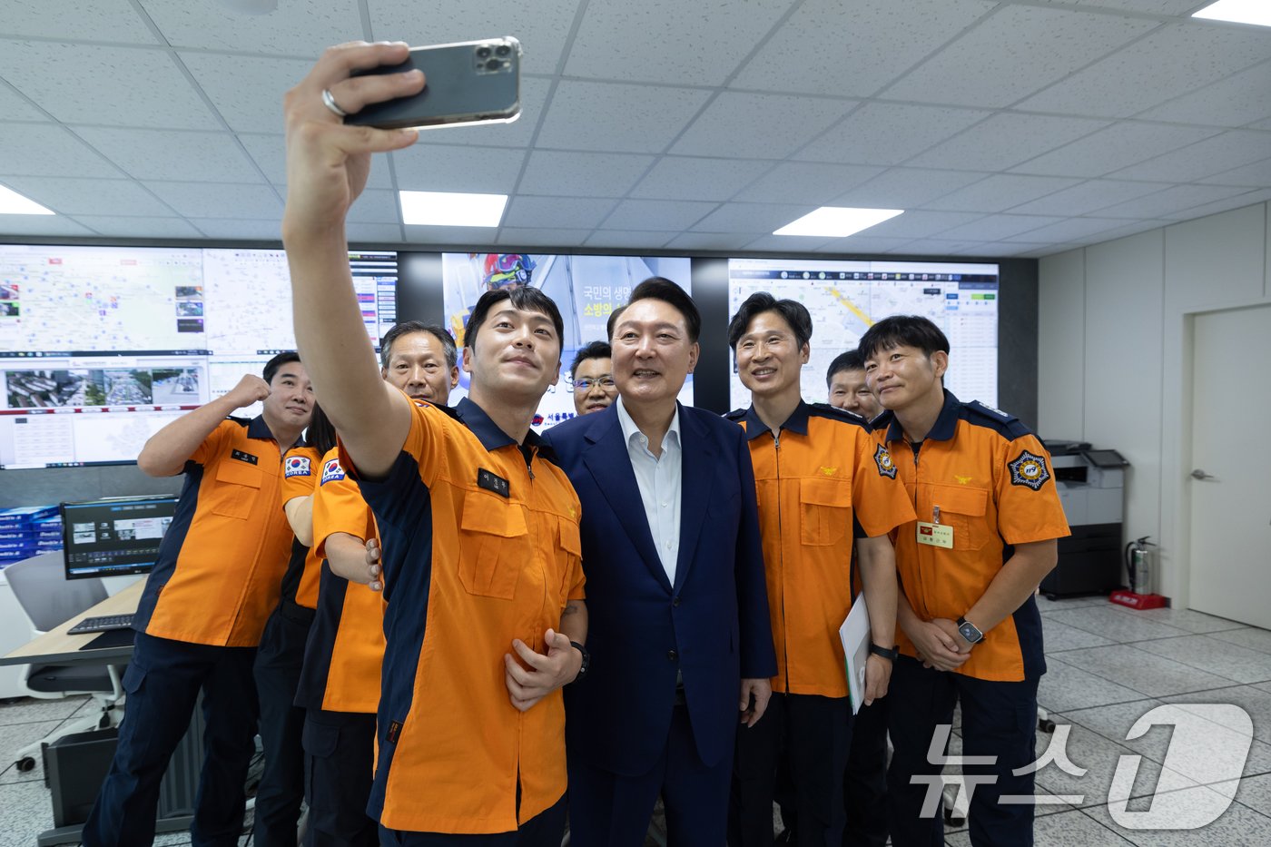 본문 이미지 - 윤석열 대통령이 15일 서울 강서소방서 119 종합상황실을 방문해 상황실 근무자들의 셀카 요청에 응하고 있다. (대통령실 제공) 2024.9.15/뉴스1 ⓒ News1 송원영 기자