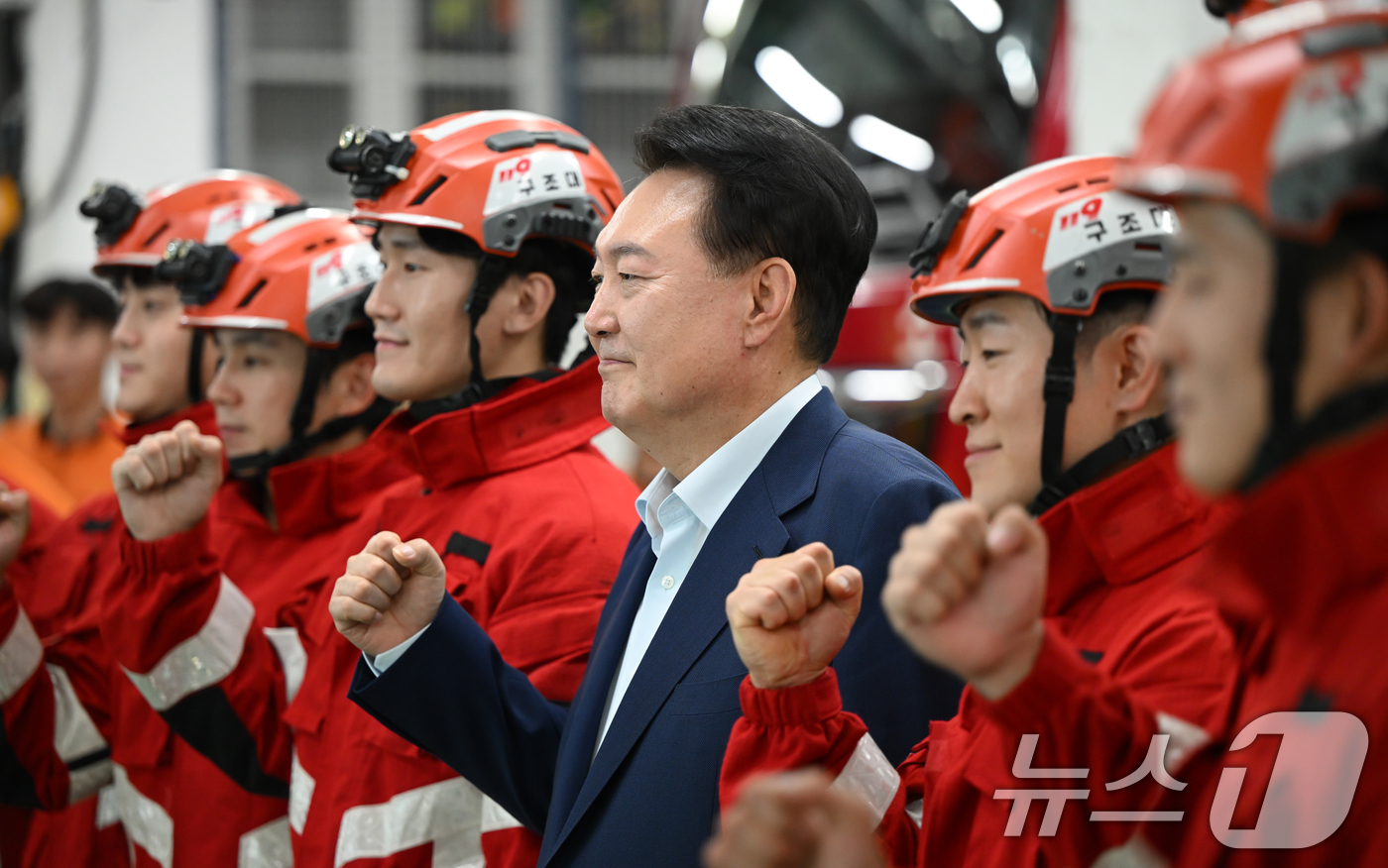 (서울=뉴스1) 송원영 기자 = 윤석열 대통령이 15일 서울 강서소방서를 방문해 추석 연휴기간 근무중인 구조대 대원들과 기념촬영을 하고 있다. (대통령실 제공) 2024.9.15/ …