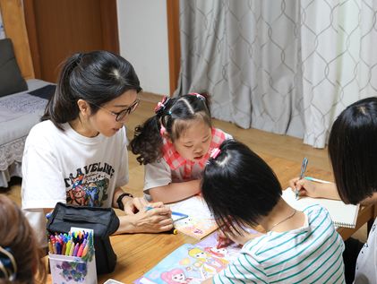 김건희 여사, 추석인사·소외계층 방문 등 공개행보…사법리스크는 여전