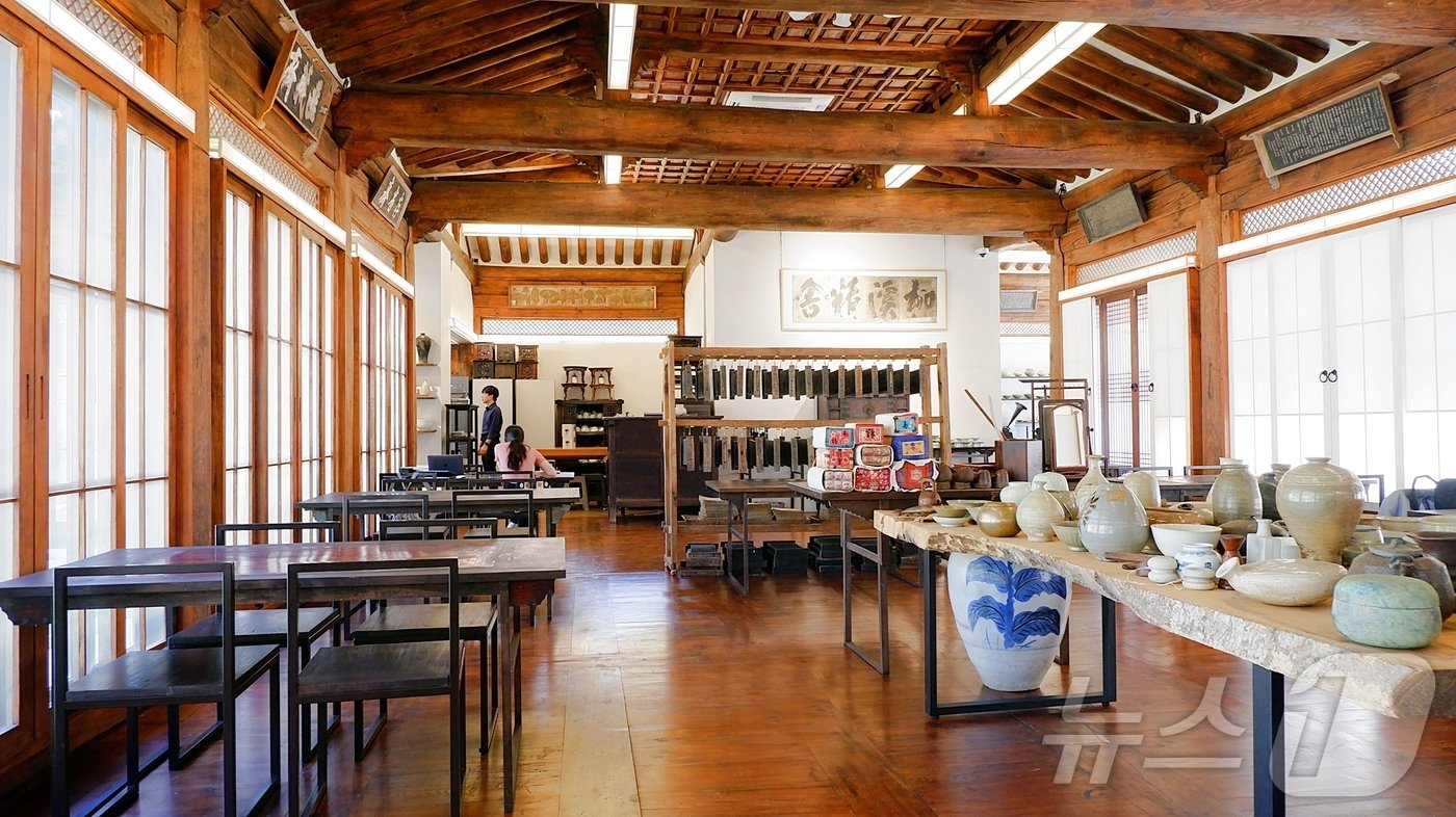 본문 이미지 - 고미술 작품이 빼곡한 로비. 이곳에서 조식도 제공한다.ⓒ News1 윤슬빈 기자