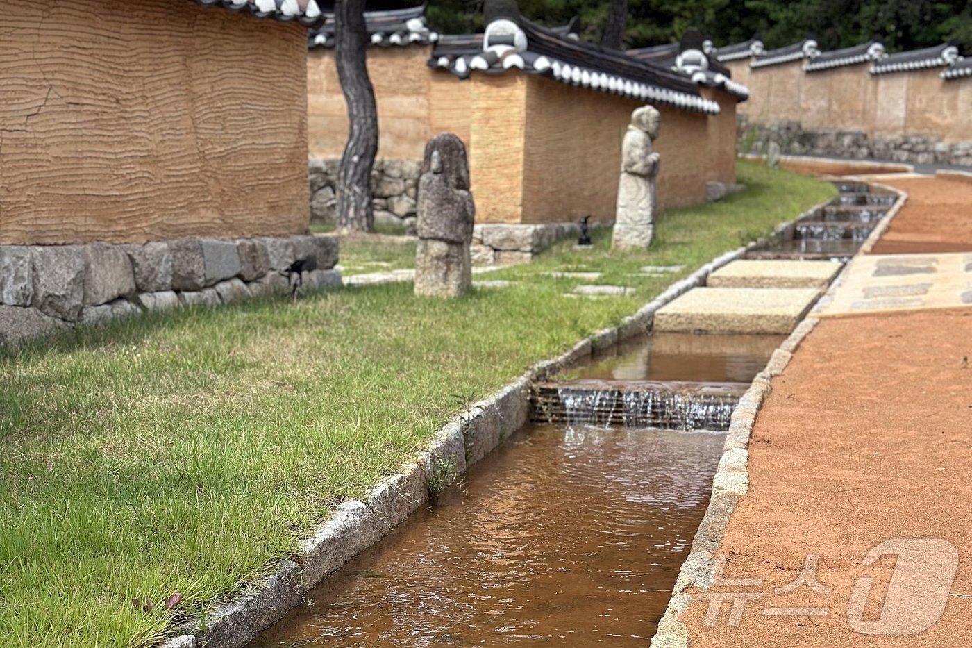 본문 이미지 - 호텔 담벼락을 따라 흐르는 개울과 맨발 황톳길