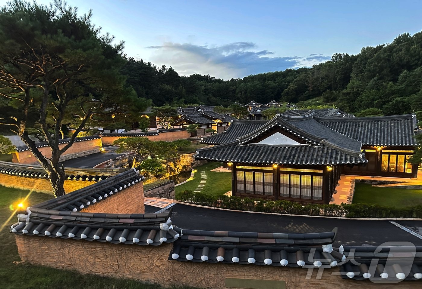 본문 이미지 - 기와 지붕의 합각에 별자리 형상이 빛나고 있다ⓒ News1 윤슬빈 기자