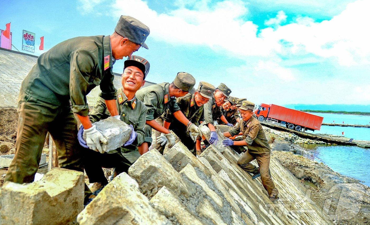 본문 이미지 - (평양 노동신문=뉴스1) = 북한 노동당 기관지 노동신문은 16일 "필승의 신심과 낙관을 백배하며 당결정 관철에 총매진하자＂라고 촉구했다. 사진은 평안북도 수해 복구 현장에 동원된 인민군 군인들이 제방공사를 하는 모습. [국내에서만 사용가능. 재배포 금지. DB 금지. For Use Only in the Republic of Korea. Redistribution Prohibited] rodongphoto@news1.kr