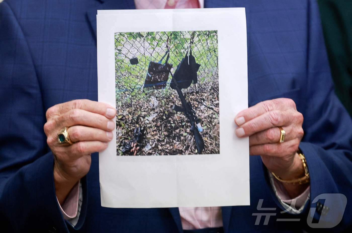 본문 이미지 - 15일(현지시간) 미국 공화당 대통령 후보인 도널드 트럼프 전 대통령이 플로리다주 웨스트 팜비치의 '트럼프 인터내셔널 골프 클럽'에서 골프를 치던 중 발생한 암살 미수 사건과 관련한 기자회견 중 경찰이 용의자의 총기 사진을 들고 있다. 2024.09.16 ⓒ AFP=뉴스1 ⓒ News1 우동명 기자