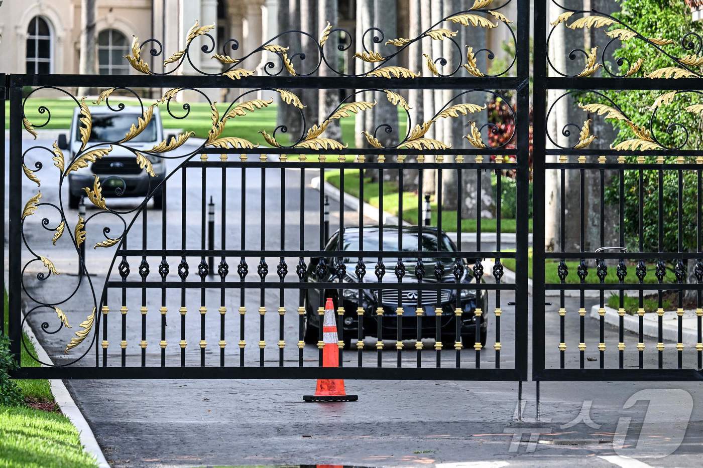 본문 이미지 - 15일(현지시간) 미국 공화당 대통령 후보인 도널드 트럼프 전 대통령이 플로리다주 웨스트 팜비치의 '트럼프 인터내셔널 골프 클럽'에서 골프를 치던 중 발생한 암살 미수 사건과 관련해 경찰이 골프 클럽 정문을 봉쇄하고 있다. 2024.09.16 ⓒ AFP=뉴스1 ⓒ News1 우동명 기자