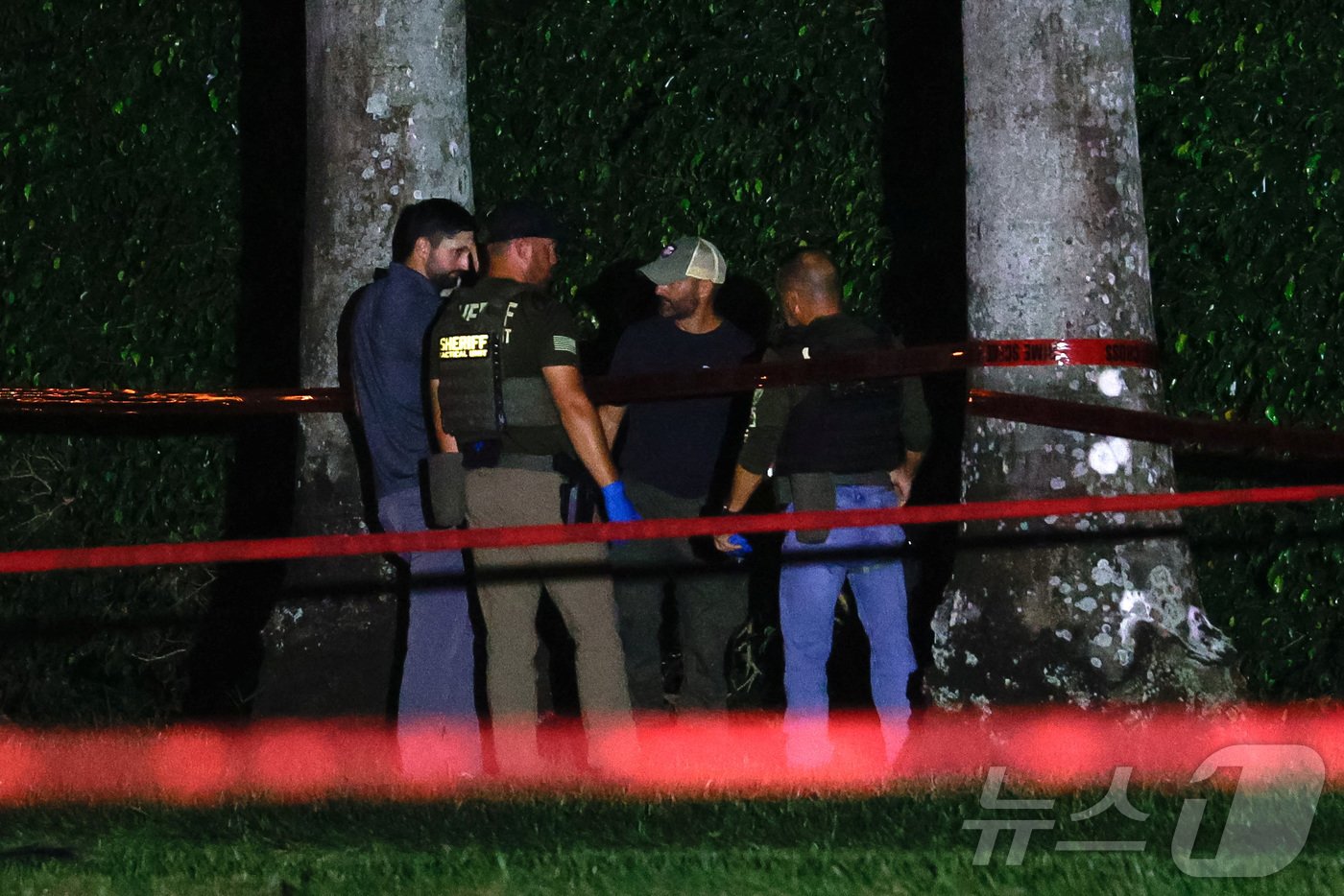 본문 이미지 - 15일(현지시간) 미국 공화당 대통령 후보인 도널드 트럼프 전 대통령이 플로리다주 웨스트 팜비치의 '트럼프 인터내셔널 골프 클럽'에서 골프를 치던 중 발생한 암살 미수 사건과 관련해 출동한 경찰이 조사를 하고 있다. 2024.09.16 ⓒ 로이터=뉴스1 ⓒ News1 우동명 기자