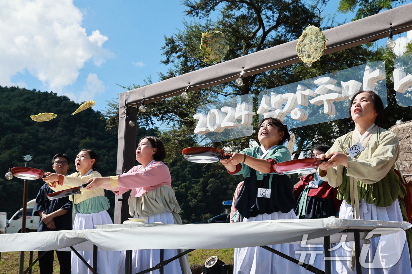 (예천=뉴스1) 정우용 기자 = 15일 경북 예천군 삼강문화단지에서 열린 삼강주막 나루터 축제에서  주모들이 부침개를 뒤집고 있다. 축제는 오는 17일까지 열린다. (예천군 제공) …