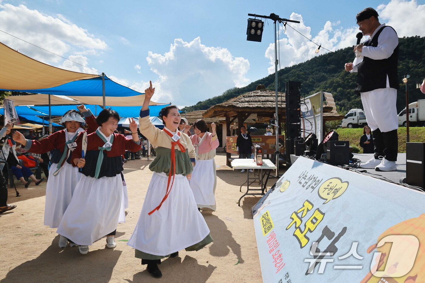 본문 이미지 - 15일 개막한 예천군 삼강주막 나루터 축제에서 주모선발대회에 참여한 주모들이 장기를 자랑하고 있다. 축제는 오는 17일까지 열린다. &#40;예천군 제공&#41; 2024.9.16/뉴스1 ⓒ News1 정우용 기자