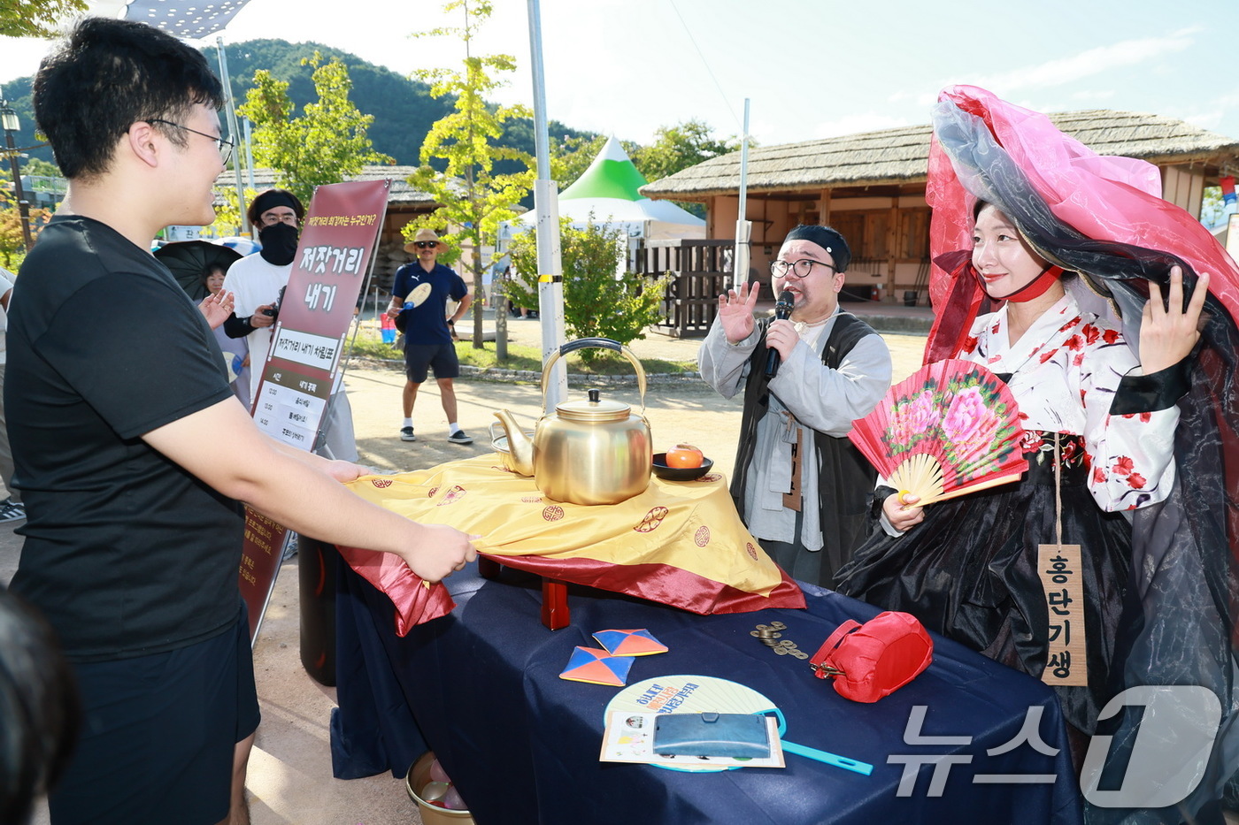 (예천=뉴스1) 정우용 기자 = 15일 경북 예천군 삼문화단지에서 열린 삼강주막 나루터 축제에서 한 관람객이 저잣거리 내기 이벤트를 하고 있다. 축제는 오는 17일까지 열린다. ( …