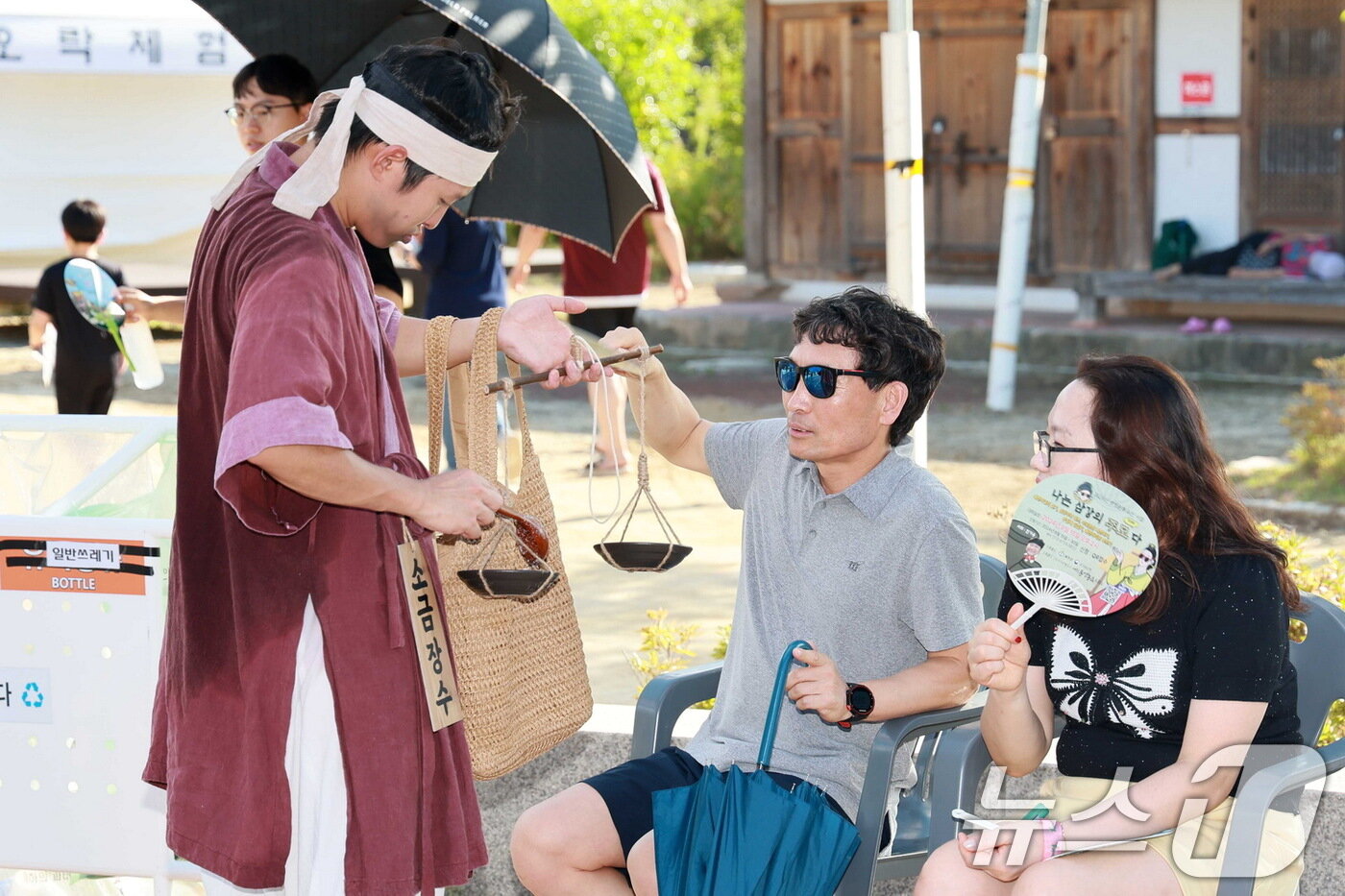 본문 이미지 - 15일 개막한 예천군 삼강주막 나루터 축제에서 한 관람객이 소금장수와 소금을 흥정하고 있다. 축제는 오는 17일까지 열린다. &#40;예천군 제공&#41; 2024.9.16/뉴스1 ⓒ News1 정우용 기자