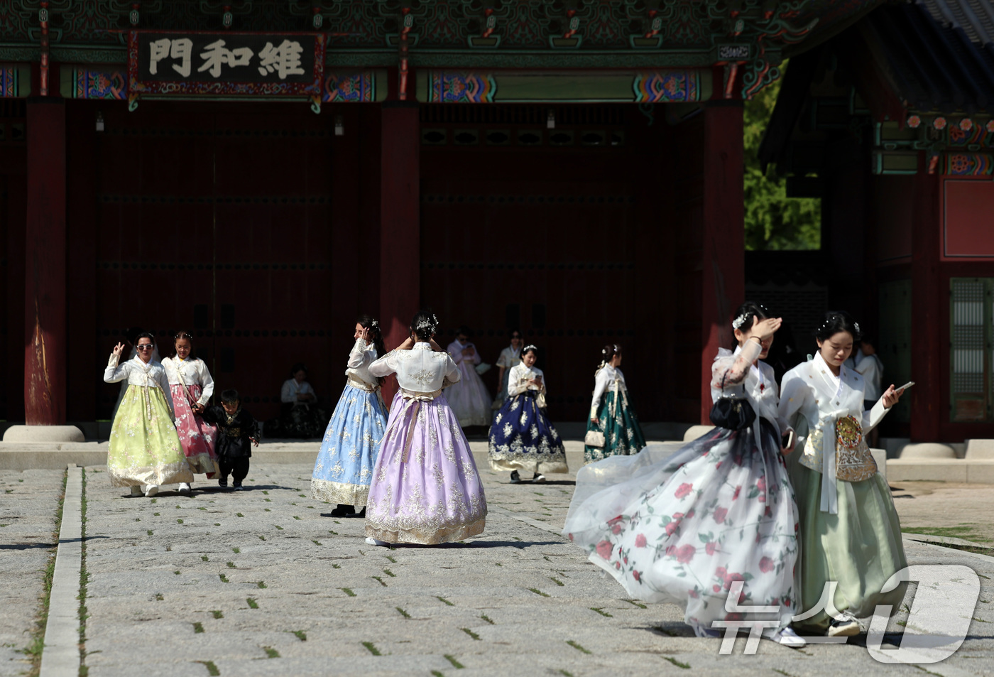 (서울=뉴스1) 구윤성 기자 = 추석을 하루 앞둔 16일 오전 서울 경복궁에서 한복을 차려입은 관광객들이 카메라에 추억을 새기고 있다.국가유산청 궁능유적본부는 추석을 맞아 오는 1 …