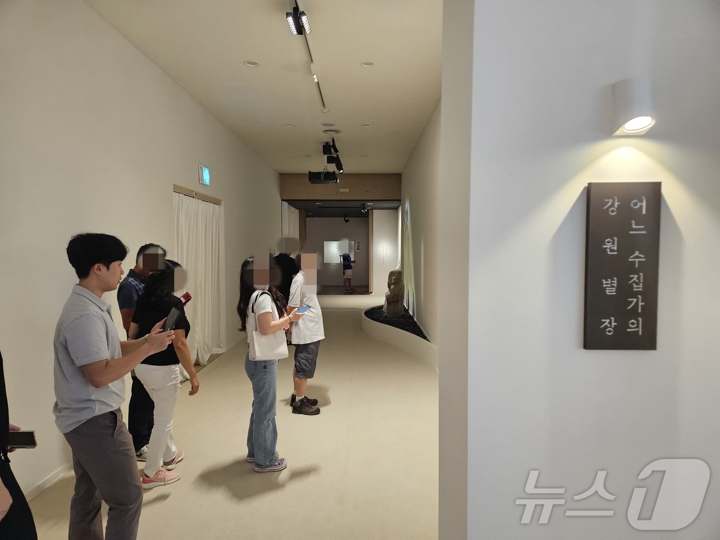 본문 이미지 -  지난 15일 강원 국립춘천박물관 2층에서 시민들이 이건희 컬렉션을 감상하고 있다.2024.9.15 한귀섭 기자 