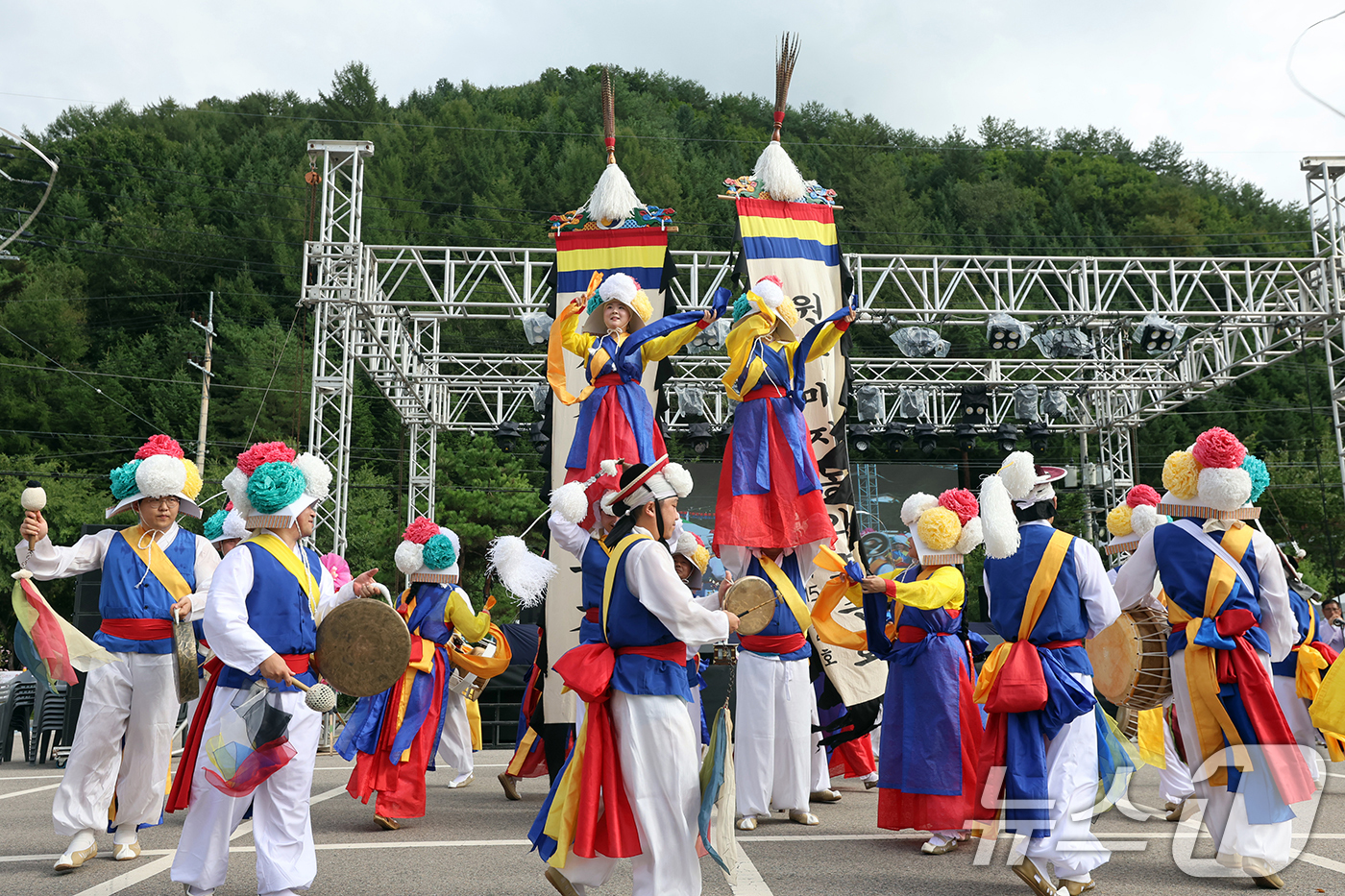 (서울=뉴스1) = 추석을 하루 앞둔 16일 오후 강원 평창군 용평면 장평리 전통민속상설공연장 일원에서 열린 제4회 평창농악축제에서 농악공연이 펼쳐지고 있다.(평창군 제공) 202 …