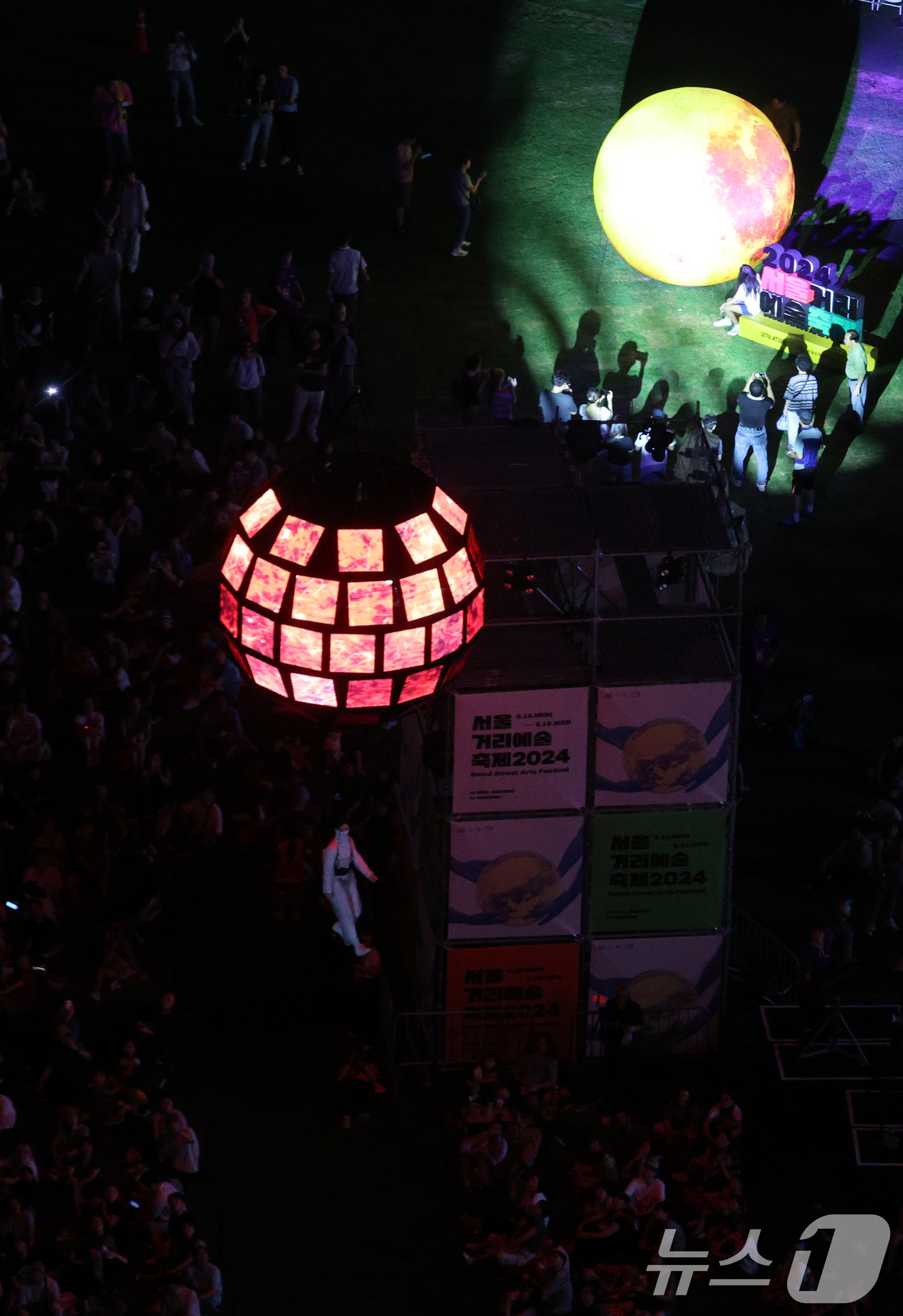 (서울=뉴스1) 신웅수 기자 = 16일 오후 서울광장에서 서울거리예술축제에서 '프로젝트 날다' 단원들이 미디어 공중 퍼포먼스 '서울의 달'을 선보이고 있다. 2024.9.16/뉴스 …