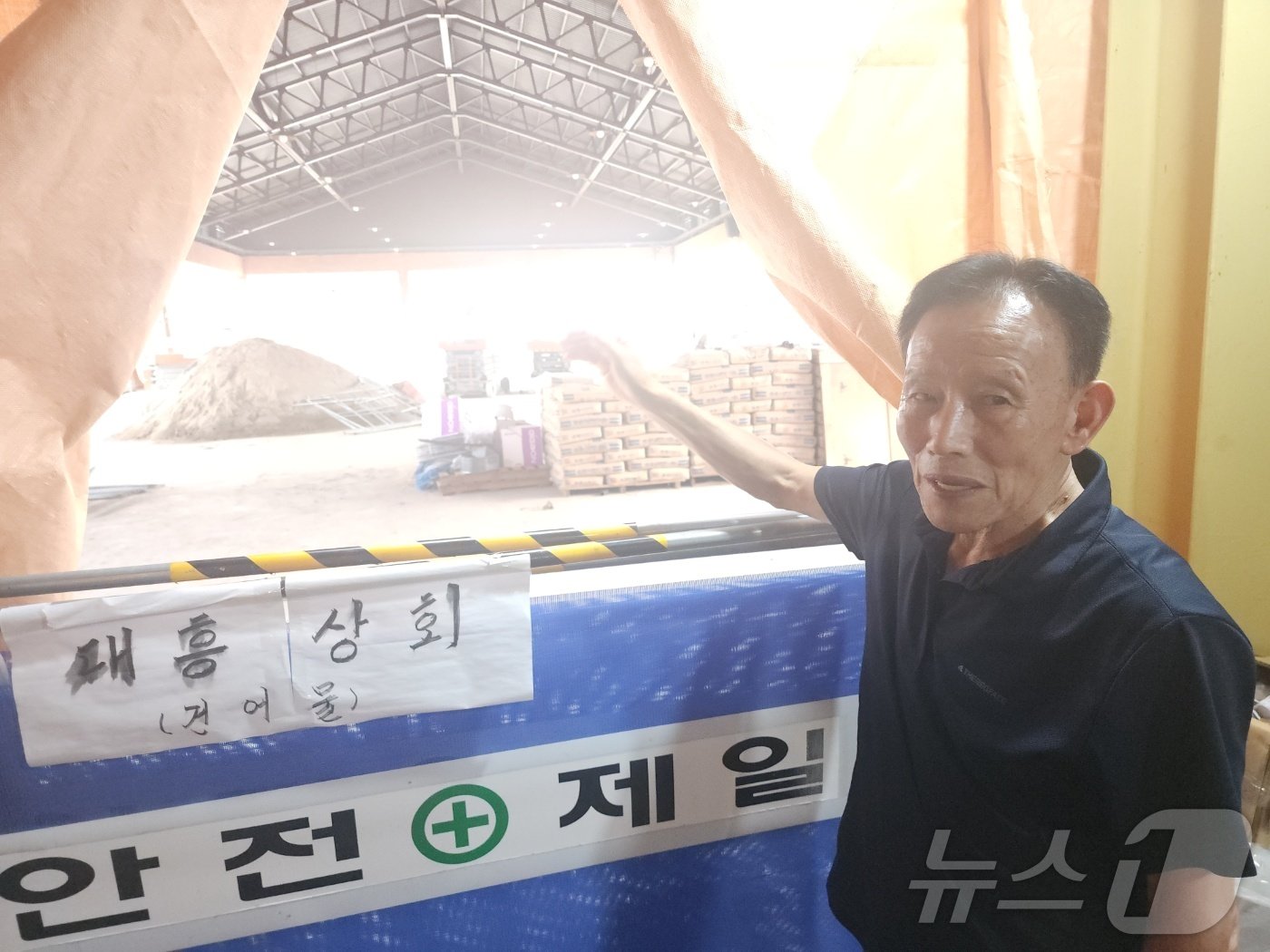 본문 이미지 - 공사중인 예산시장 먹거리 광장을 한 상인이 가르키고 있다. 2024.09.17 /뉴스1ⓒ 뉴스1 이찬선 기자