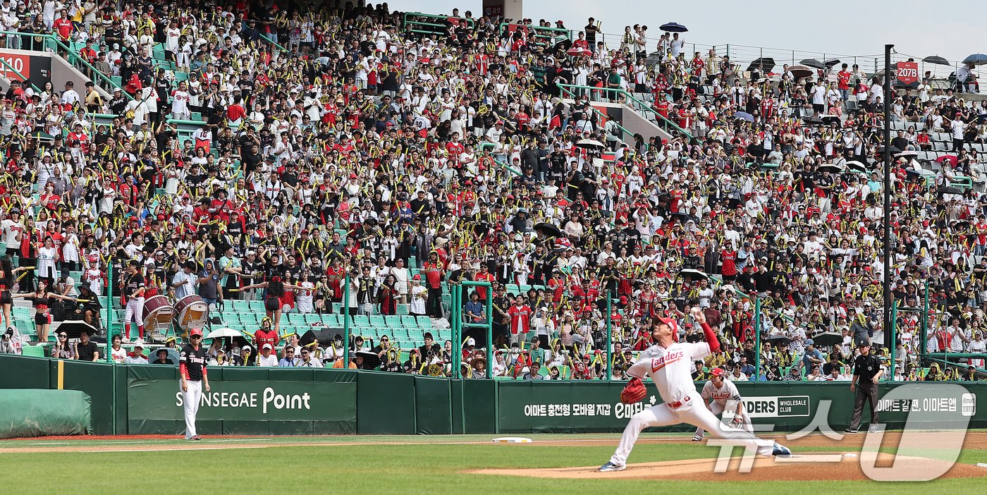 본문 이미지 - 민족 대명절 추석인 17일 오후 인천시 미추홀구 문학동 SSG랜더스필드에서 열린 프로야구 '2024 신한 SOL 뱅크 KBO리그' KIA 타이거즈와 SSG 랜더스의 경기, 3루 KIA 응원단이 열정적인 응원을 펼치고 있다. 한편, KBO리그지난 15일 사상 처음으로 1000만 관중을 돌파했다. 2024.9.17/뉴스1 ⓒ News1 김진환 기자