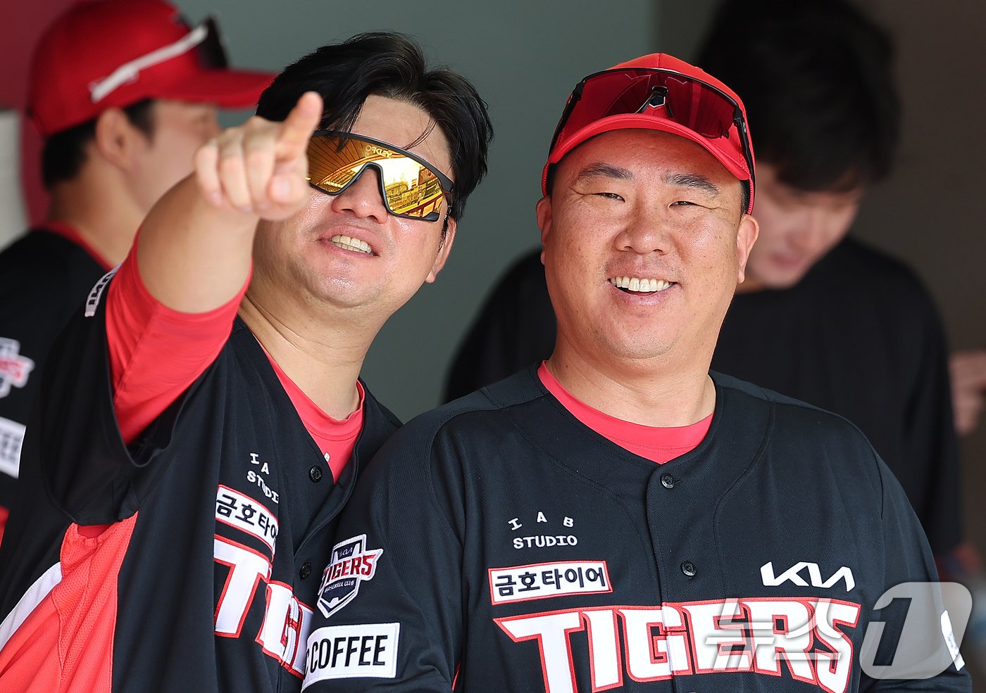 본문 이미지 - 민족 대명절 추석인 17일 오후 인천시 미추홀구 문학동 SSG랜더스필드에서 열린 프로야구 '2024 신한 SOL 뱅크 KBO리그' KIA 타이거즈와 SSG 랜더스의 경기, KIA 손승락 수석코치와 이범호 감독(오른쪽)이 환한 미소를 지으며 그라운드를 바라보고 있다. 2024.9.17/뉴스1 ⓒ News1 김진환 기자