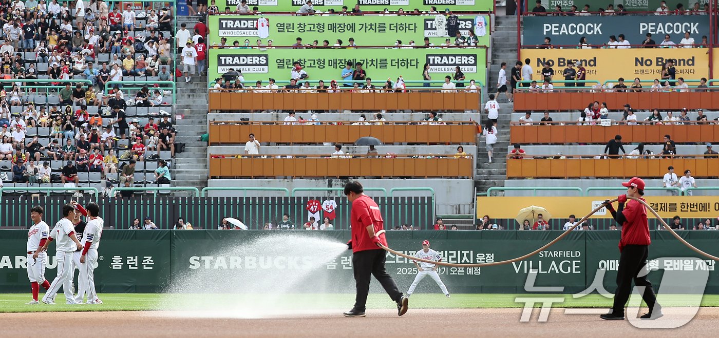 17일 인천 미추홀구 SSG랜더스필드에서 열린 2024 KBO리그 KIA 타이거즈와 SSG 핸더스의 경기, 클리닝타임에 관계자들이 그라운드에 물을 뿌리고 있다. KBO는 &#34;전국 폭염에 따라 관중 분들과 선수단의 충분한 휴식 시간 보장을 위해 클리닝 타임에 10분간 휴식을 갖기로 했다＂고 밝혔다. 2024.9.17/뉴스1 ⓒ News1 김진환 기자