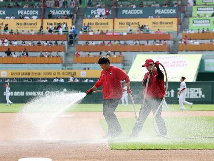 초가을에도 계속되는 폭염…KBO, 18일 경기 시간 오후 5시로 변경