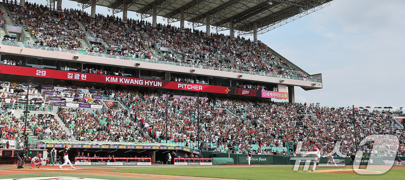 (인천=뉴스1) 김진환 기자 = 민족 대명절 추석인 17일 오후 인천시 미추홀구 문학동 SSG랜더스필드에서 열린 프로야구 '2024 신한 SOL 뱅크 KBO리그' KIA 타이거즈와 …