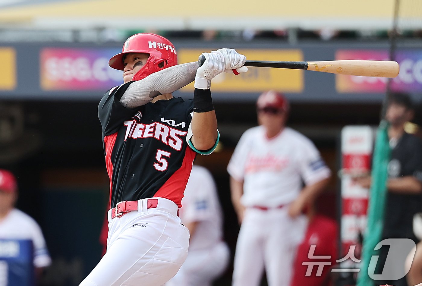 본문 이미지 - 민족 대명절 추석인 17일 오후 인천시 미추홀구 문학동 SSG랜더스필드에서 열린 프로야구 '2024 신한 SOL 뱅크 KBO리그' KIA 타이거즈와 SSG 랜더스의 경기, KIA 김도영이 7회초 무사 1루에서 힘차게 스윙을 하고 있다. 결과는 중견수 플라이 아웃. 2024.9.17/뉴스1 ⓒ News1 김진환 기자
