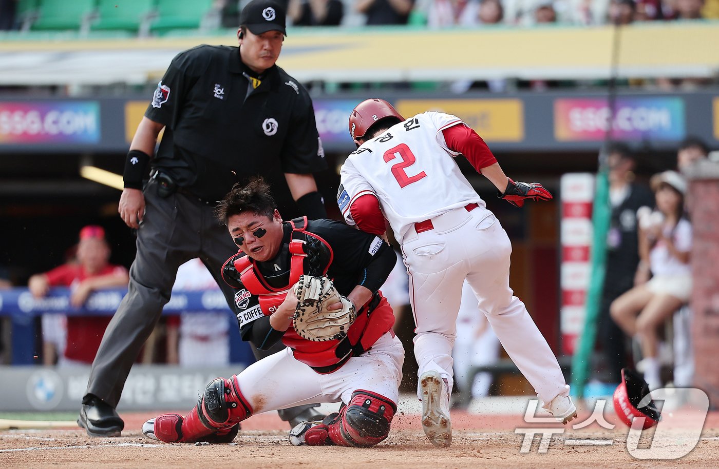 본문 이미지 - 민족 대명절 추석인 17일 오후 인천시 미추홀구 문학동 SSG랜더스필드에서 열린 프로야구 '2024 신한 SOL 뱅크 KBO리그' KIA 타이거즈와 SSG 랜더스의 경기, 7회말 1사 1,2루 상황 SSG 박성한이 정준재의 안타 때 홈으로 쇄도, 홈에서 KIA 포수 한준수와 충돌하고 있다. 비디오 판독 끝에 결과는 박성한의 태그아웃. 2024.9.17/뉴스1 ⓒ News1 김진환 기자