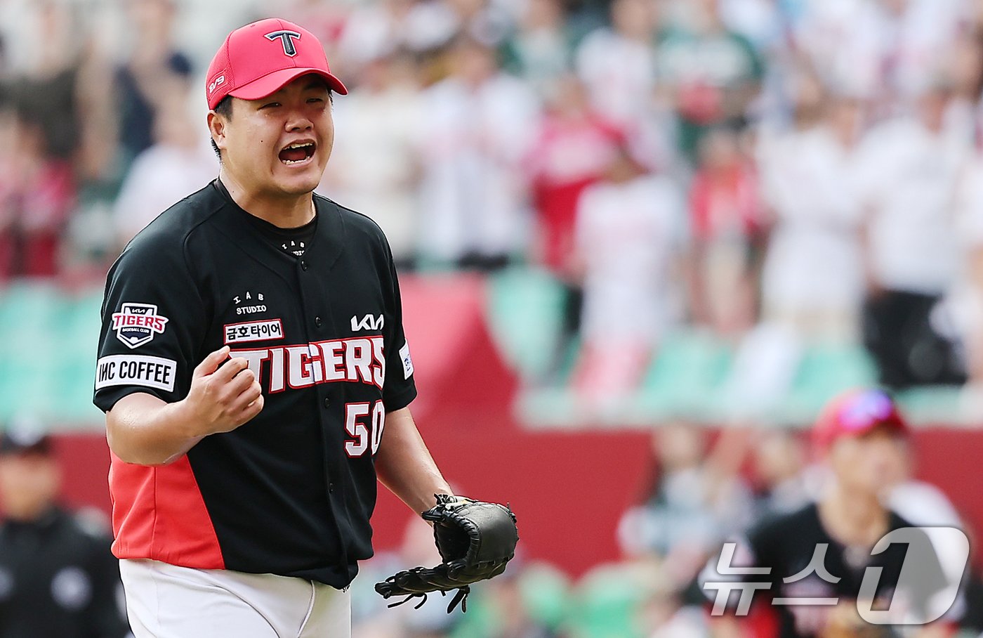 본문 이미지 - 민족 대명절 추석인 17일 오후 인천시 미추홀구 문학동 SSG랜더스필드에서 열린 프로야구 '2024 신한 SOL 뱅크 KBO리그' KIA 타이거즈와 SSG 랜더스의 경기, KIA 장현식이 7회말 이닝을 실점 없이 마친 뒤 포효하고 있다. 2024.9.17/뉴스1 ⓒ News1 김진환 기자
