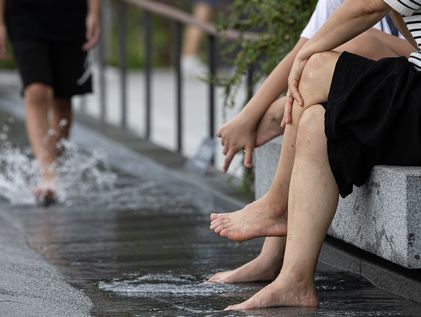 추석 지났는데 또 폭염·열대야…오후부터 곳곳 소나기[내일날씨]