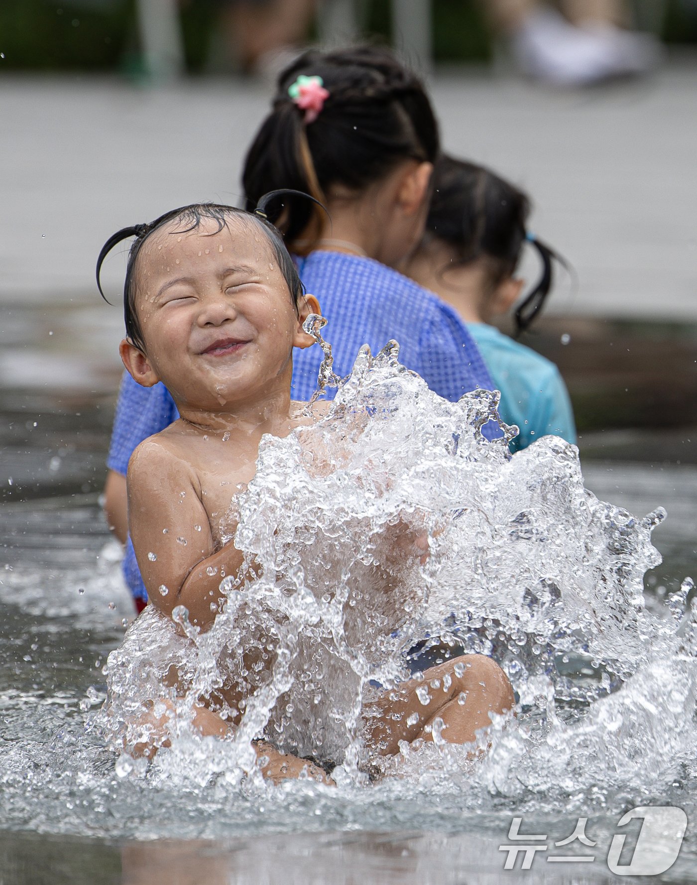 본문 이미지 - 민족 대명절 추석인 17일 오후 서울 세종대로 광화문광장 분수대를 찾은 어린이들이 더위를 식히고 있다. 2024.9.17/뉴스1 ⓒ News1 이재명 기자