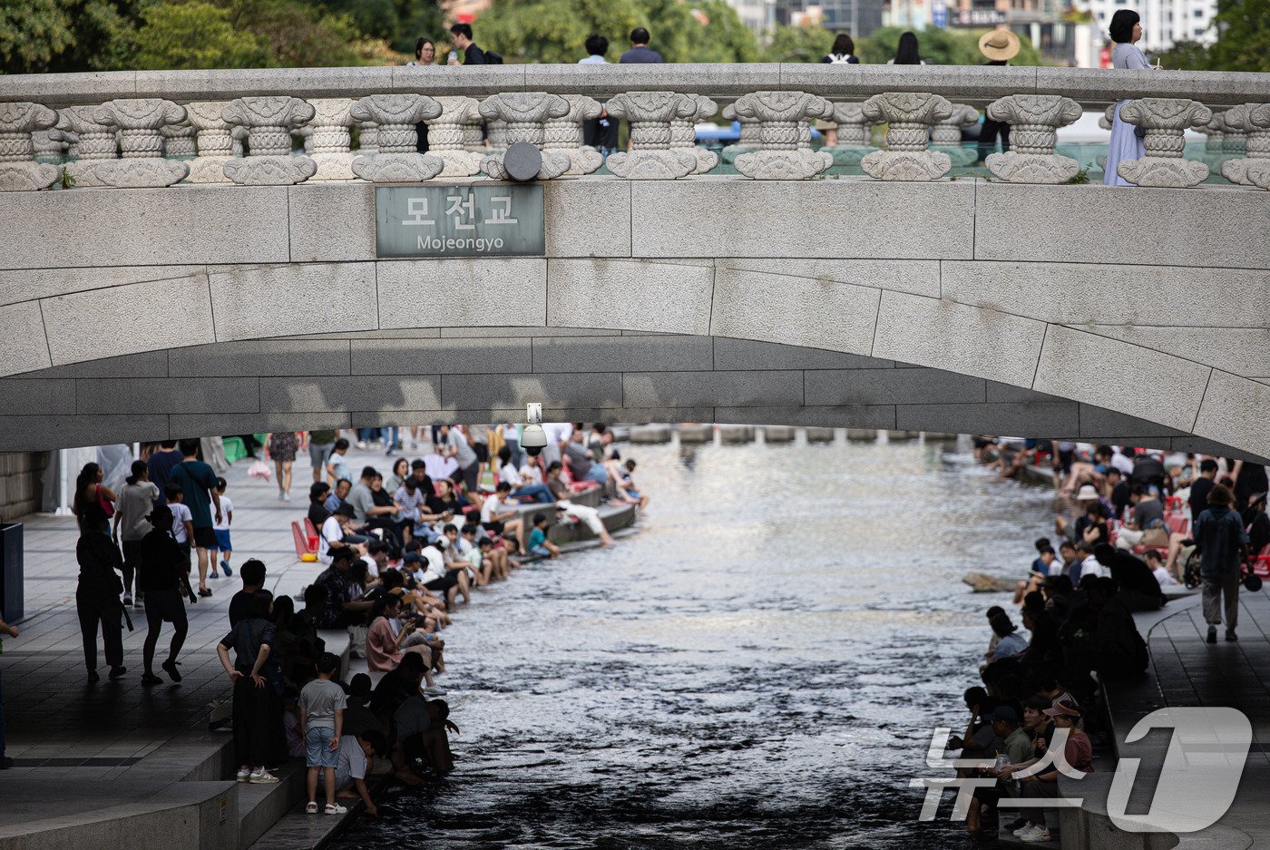본문 이미지 - 민족 대명절 추석인 17일 오후 서울 중구 청계천을 찾은 시민들이 더위를 식히고 있다. 2024.9.17/뉴스1 ⓒ News1 이재명 기자