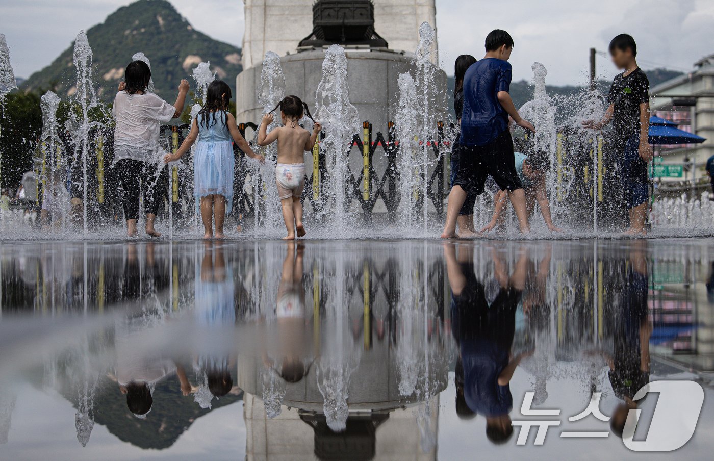 본문 이미지 - 민족 대명절 추석인 17일 오후 서울 세종대로 광화문광장 분수대를 찾은 어린이들이 더위를 식히고 있다. 2024.9.17/뉴스1 ⓒ News1 이재명 기자