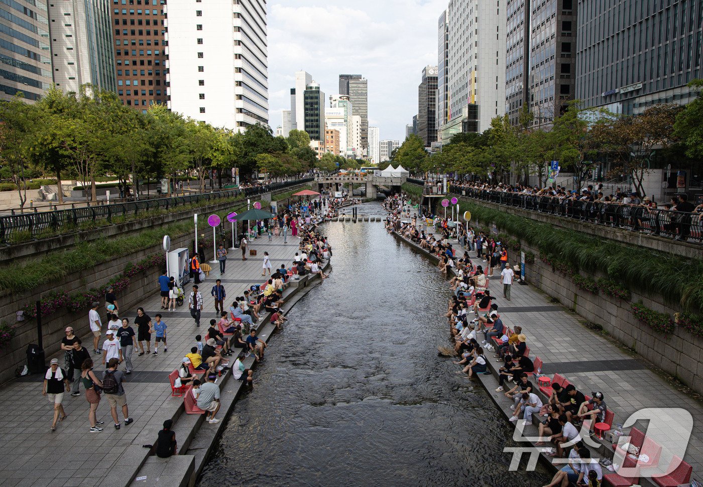 본문 이미지 - 민족 대명절 추석인 17일 오후 서울 중구 청계천을 찾은 시민들이 더위를 식히고 있다. 2024.9.17/뉴스1 ⓒ News1 이재명 기자