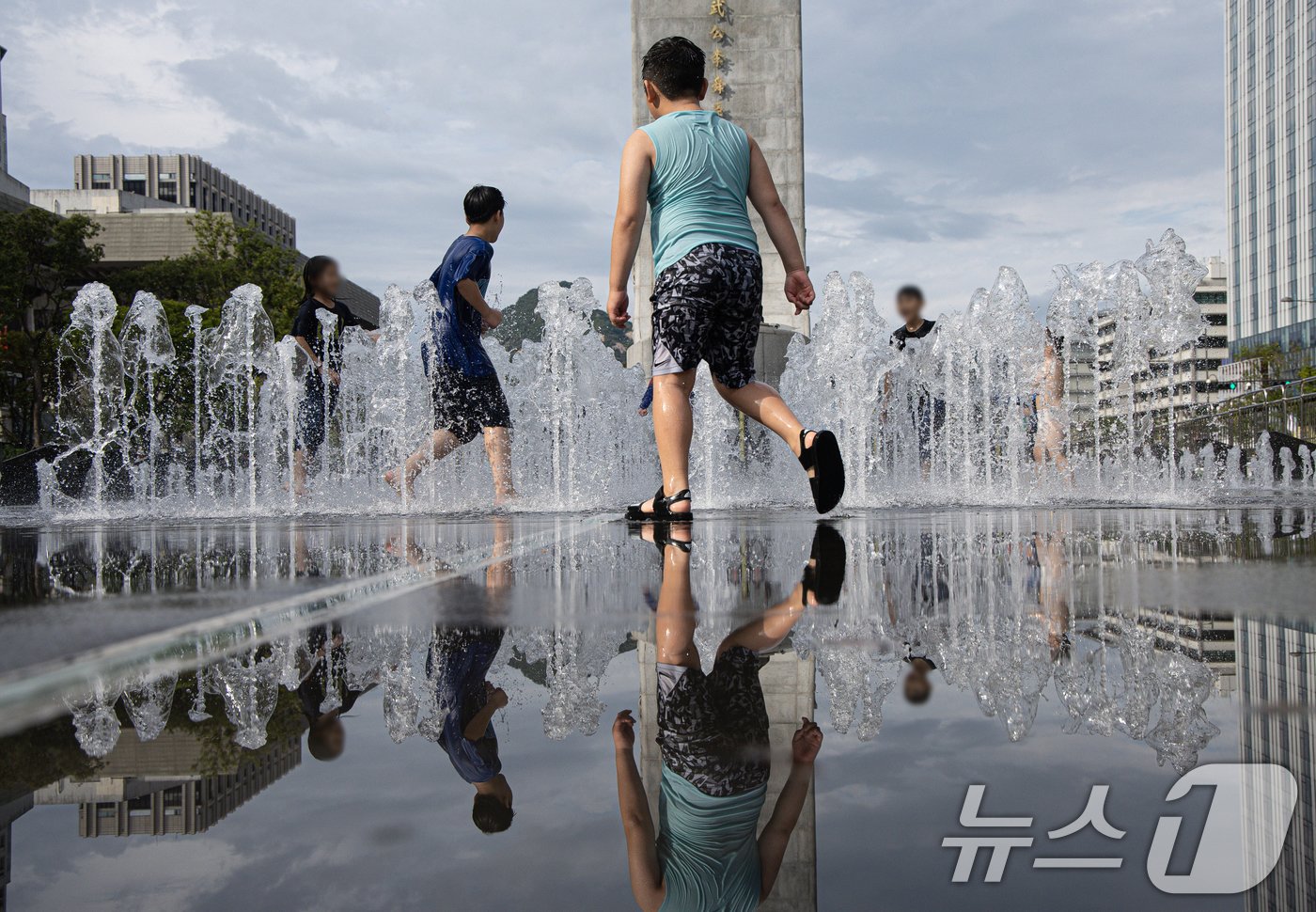 본문 이미지 - 민족 대명절 추석인 17일 오후 서울 세종대로 광화문광장 분수대를 찾은 어린이들이 더위를 식히고 있다. 2024.9.17/뉴스1 ⓒ News1 이재명 기자