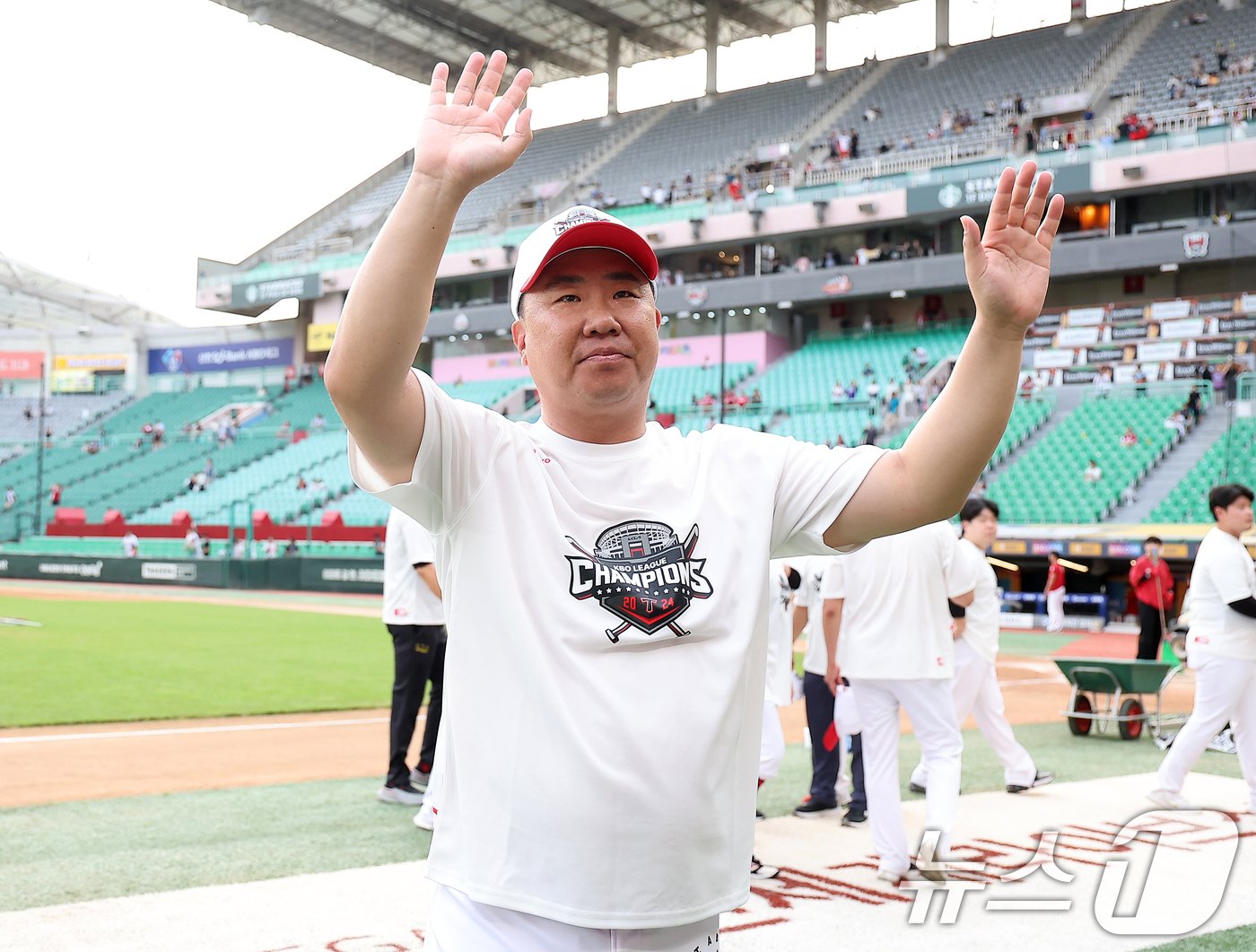 본문 이미지 - 이범호 KIA 타이거즈 감독이 17일 오후 인천시 미추홀구 문학동 SSG랜더스필드에서 열린 프로야구 '2024 신한 SOL 뱅크 KBO리그' SSG 랜더스와의 경기 종료 후 열린 정규리그 우승 행사에서 팬들에게 감사의 인사를 하고 있다. 2024.9.17/뉴스1 ⓒ News1 김진환 기자