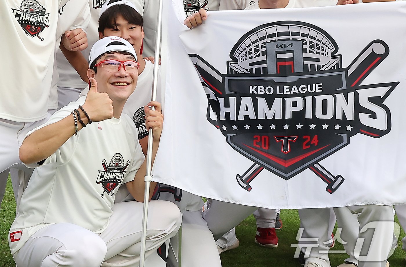 본문 이미지 - KIA 타이거즈 양현종을 비롯한 선수들이 17일 오후 인천시 미추홀구 문학동 SSG랜더스필드에서 열린 프로야구 '2024 신한 SOL 뱅크 KBO리그' SSG 랜더스와의 경기 종료 후 열린 정규리그 우승 행사에서 취재진을 향해 포즈를 취하고 있다. 2024.9.17/뉴스1 ⓒ News1 김진환 기자