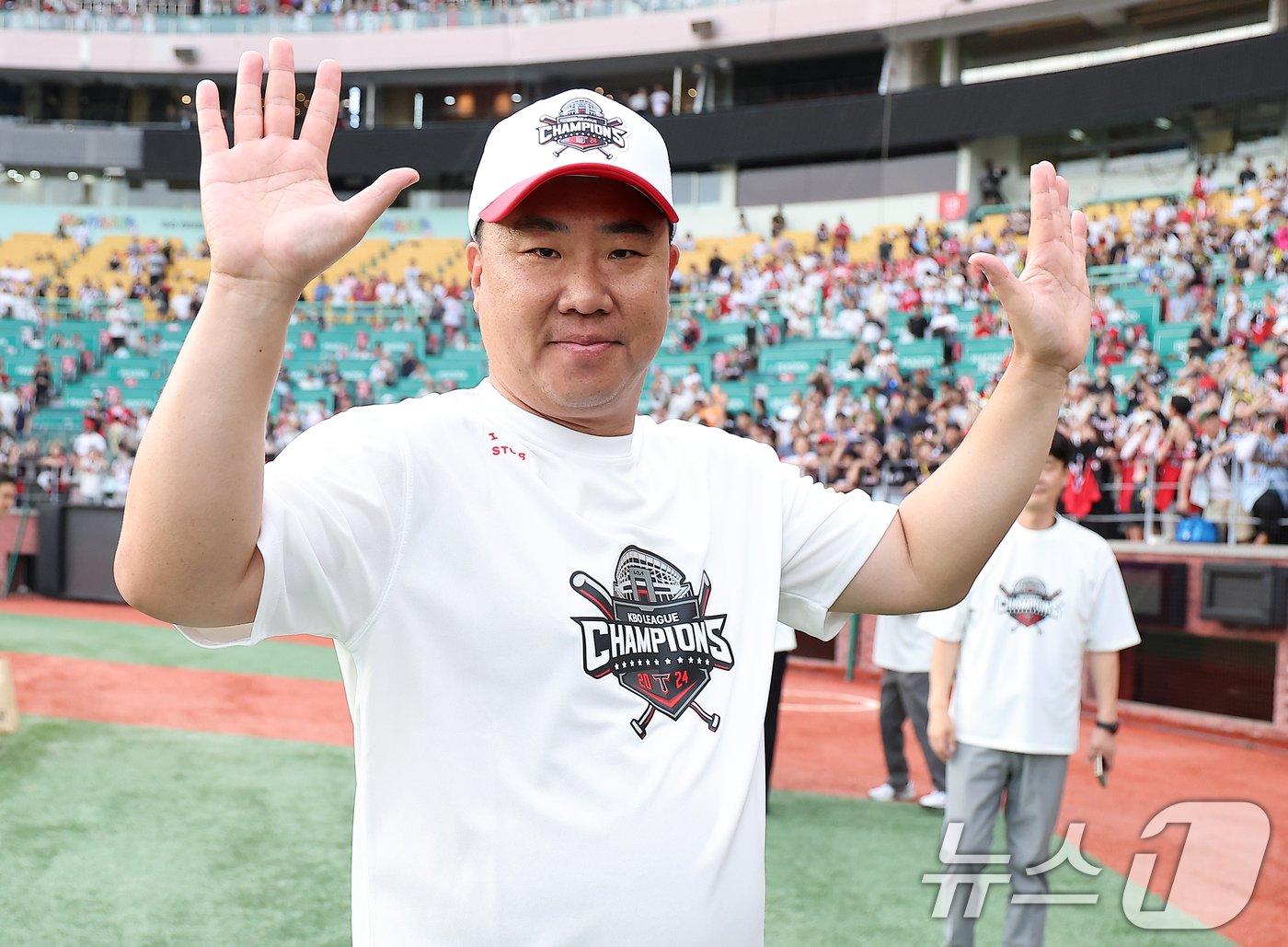 본문 이미지 - 이범호 KIA 타이거즈 감독이 17일 오후 인천시 미추홀구 문학동 SSG랜더스필드에서 열린 프로야구 '2024 신한 SOL 뱅크 KBO리그' SSG 랜더스와의 경기 종료 후 열린 정규리그 우승 행사에서 취재진을 향해 포즈를 취하고 있다. 2024.9.17/뉴스1 ⓒ News1 김진환 기자